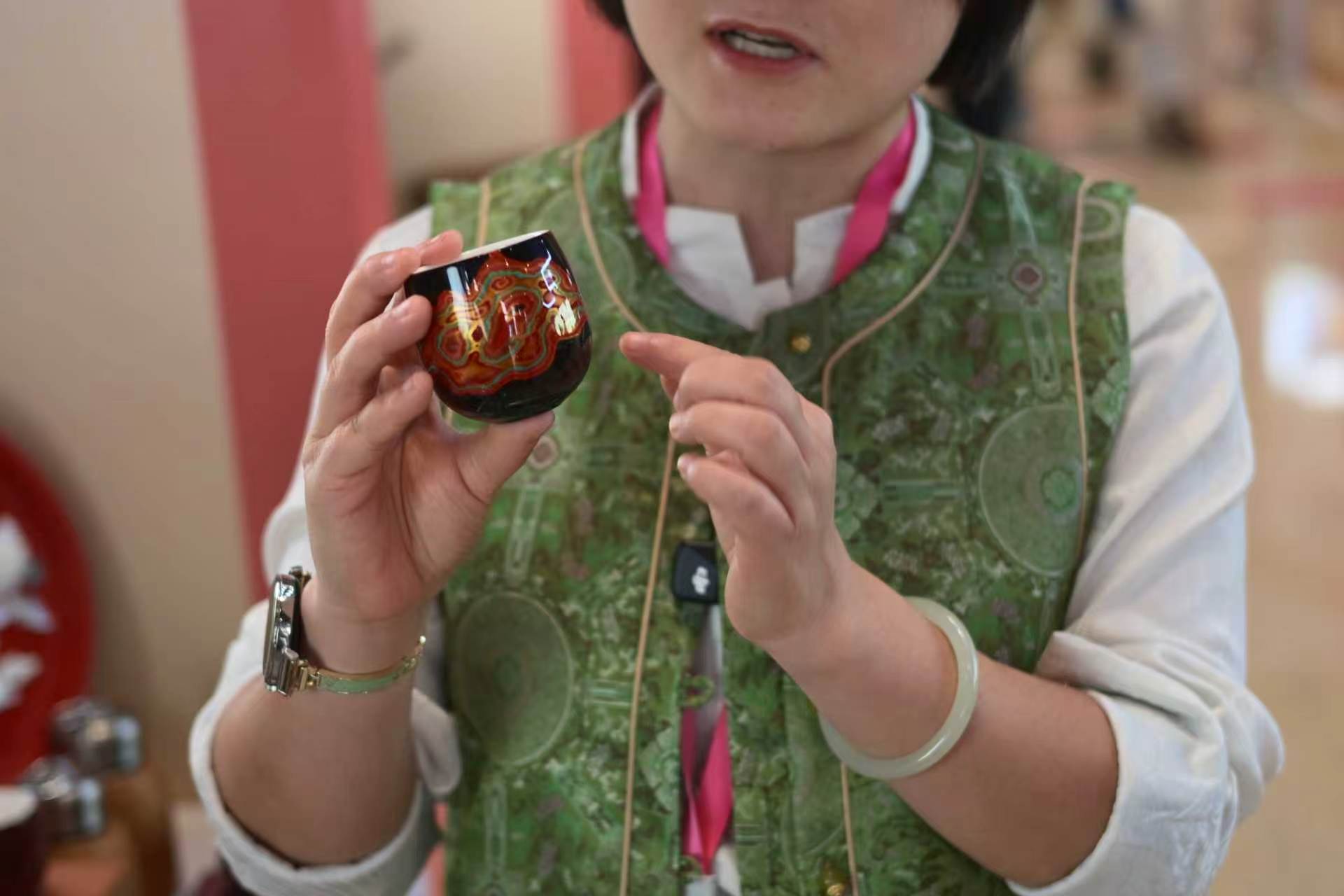袁端姣现场讲解大漆成器工序
