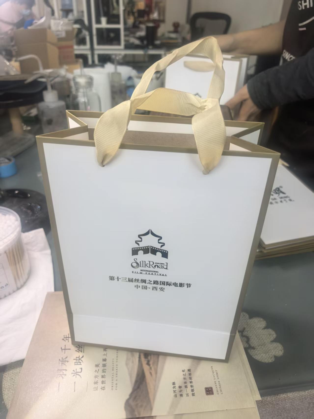 영화제 특별 제작 선물 상자와 선물 가방